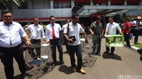 Sementara itu, Kepala Seksi Lembaga Konservasi Sumber Daya Alam DKI Jakarta N Yanang Lima mengatakan, hewan-hewan langka yang dijual para tersangka termasuk satwa endemik. Seperti Jalak Bali itu adanya di Bali, Jalak putih itu habitatnya di sekitar Jawa, Bali dan Madura. Kemudian nuri merah dan Kakatua jambul kuning itu juga termasuk satwa yang dilindungi, dan populasinya semakin turun, ujar Yanang.