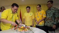 Ketua Dewan Pakar Partai Golkar, Agung Laksono memotong nasi tumpeng sebagai simbolis disaksikan oleh Setya Novanto.