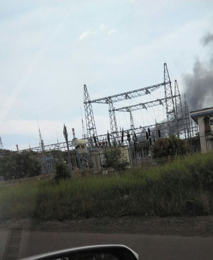 Foto: Asap hitam membumbung dari kilang minyak Pertamina Refinery Unit IV Cilacap (Istimewa)
