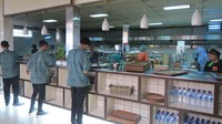 Suasana sibuknya dapur Jejamuran. Masih ada menu lain seperti pepes aneka jenis jamur, gudeg jamur, rendang jamur, tongseng jamur, lumpia jamur dan sop jamur. Bukan main! (Fitraya/detikTravel)