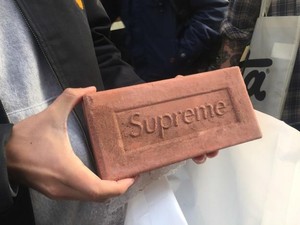 Alasan Supreme Jual Batu Bata Rp 300 Ribuan Sebagai Koleksi Terbaru