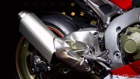 Diiringi dengan pembukaan layar dari kaca dan kepulan asap yang cukup tebal, dua motor CBR1000RR Fireblade diperlihatkan ke publik.