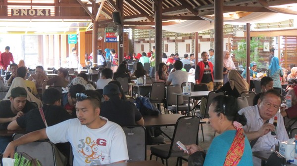 Karena akhir pekan, suasana cukup penuh. Restoran ini memanjang ke belakang. Di sana ada ruang makan yang lebih luas lagi (Fitraya/detikTravel) Karena akhir pekan, suasana cukup penuh. Restoran ini memanjang ke belakang. Di sana ada ruang makan yang lebih luas lagi (Fitraya/detikTravel)