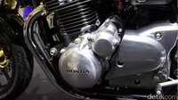Sementara tipe EX dihiasi dengan aneka aksesori retro dan beberapa upgrade untuk performa.