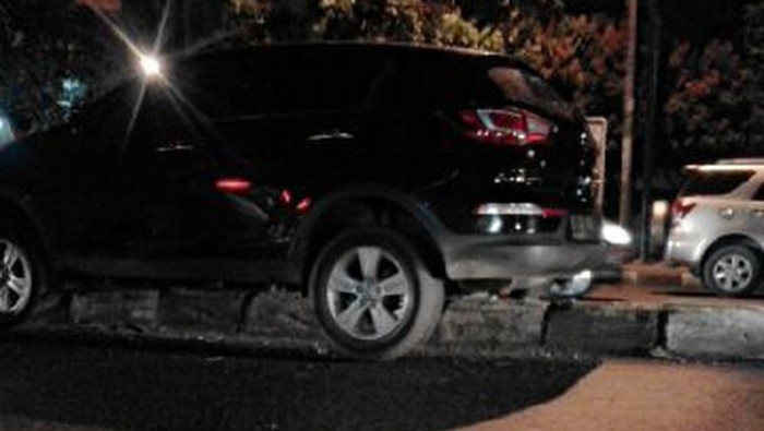 Mobil SUV Tersangkut di Separator Jalan Raya Pekayon, Bekasi