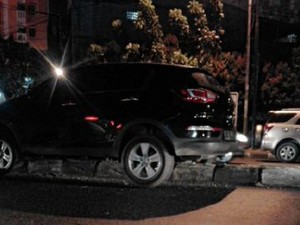 Mobil SUV Tersangkut di Separator Jalan Raya Pekayon, Bekasi