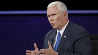Kedua kandidat berulang kali berdebat soal kegagalan Trump merilis laporan pajak, keamanan sosial dan prospek hutang besar. Hal ini memaksa moderator debat, penyiar berita pada CBS News Elaine Quijano, untuk menginterupsi keduanya.  REUTERS/Kevin Lamarque.