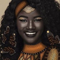 Model Khoudia Diop menyebut dirinya sebagai Melanin Goddess karena kulitnya yang sehitam arang. Punya kulit hitam tak membuatnya minder tapi justru bangga. Ia pun laris manis sebagai model. Foto: Instagram/@melaniin.goddess