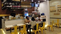 Smorrebrod di Gandaria City punya andalan menu grilled sandwich. Gerainya berukuran mini dengan beberapa tempat duduk. Tulisan-tulisan besar warna kuning dan hitam jadi dekorasi penghias Smorrebrod.