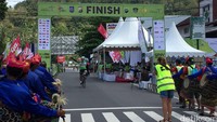 Bangganya para peserta bisa mencapai finis dan berkalung medali finsiher.