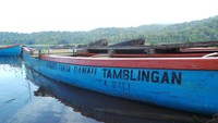 Jika ingin foto sambil berkelilingi danau, traveler bisa menyewa perahu. Ada pemandu yang bertugas untuk mendayung perahu, jadi traveler bisa fokus untuk mengambil foto (Bona/detikTravel)