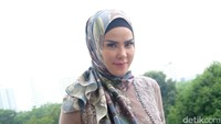 Angel saat ditemui di Hotel Concorde, Malaysia pada Rabu (05/10/2016) sesaat sebelum acara fashion show dari label miliknya, yakni Angel Lelga Scarf. Desi Puspasari/detikHOT