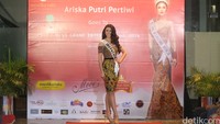 Di penampilan selanjutnya, dara berusia 21 tahun itu tampil percaya diri mengenakan dress mini bermotif batik yang tentu saja karya desainer lokal untuk promosikan budaya Indonesia.