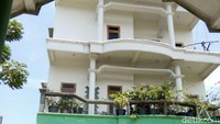 Sultan Dodi yang mantan seorang buruh ini disebut kaya mendadak sejak menjadi pengikut Dimas Kanjeng. Kekayaannya terlihat jelas dari bangunan rumahnya yang megah. Rumah 3 lantai itu bak istana, kontras dengan rumah warga sekitar.