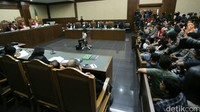 Ruang sidang penuh sesak oleh warga yang penasaran dengan hasil sidang hari ini.