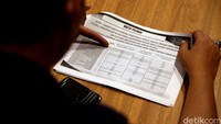 Salah seorang jurnalis memperhatikan hasil survei Median.