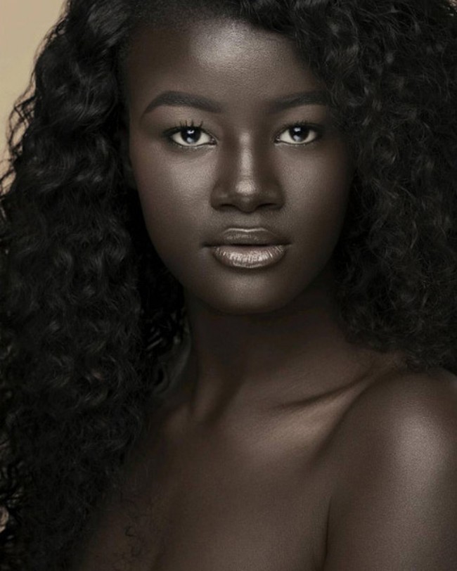 Khoudia Diop mendunia dengan kecantikannya memiliki kulit hitam. Ia menjadi terkenal setelah muncul dalam kampanye The Colored Girl. Kampanye yang digagas oleh stylist Tori Elizabeth dan penyanyi Victory Jones tersebut dibuat untuk merayakan kecantikan para wanita berkulit hitam. Ia pun menyebut dirinya dengan Melanin Goddess. Foto: Instagram