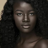 Khoudia Diop mendunia dengan kecantikannya memiliki kulit hitam. Ia menjadi terkenal setelah muncul dalam kampanye The Colored Girl. Kampanye yang digagas oleh stylist Tori Elizabeth dan penyanyi Victory Jones tersebut dibuat untuk merayakan kecantikan para wanita berkulit hitam. Ia pun menyebut dirinya dengan Melanin Goddess. Foto: Instagram