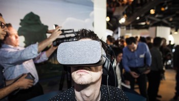 Karena dilengkapi chip NFC, aplikasi pendukung akan langsung terbuka saat ponsel diletakkan pada posisinya. Begitu pula saat jendela ditutup, sepasang karet yang ada di headset ini akan membantu ponsel menentukan posisi dari garis pembatas di tengah layarnya. Foto: GettyImages/Ramin Talaie