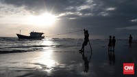 Ikan segar sudah tidak dapat mereka jual lagi, hanya gelembung ikan dan udang yang masih dapat mereka jual dengan harga yang relatih murah. CNN Indonesia/Andry Novelino.