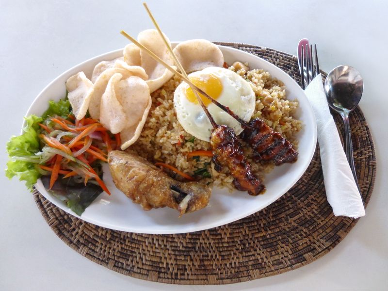 Nasi Kemarin Dipadukan dengan Lauk Sisa Jadi Makanan Populer