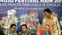 (kiri-kanan) Direktur INFID Sugeng Bahagijo, Bupati Bojonegoro Suyoto (Kang Yoto), Kordinator Kampanye Komnas HAM, Yuli Asmini dan Ketua Komnas HAM Imdadun Rahmat.