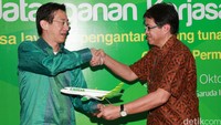 Direktur Produksi Citilink Indonesia Hadinoto Soedigno (kanan) menyerahkan miniatur pesawat kepada Direktur Retail Banking Permata Bank Bianto Surodjo (kiri).