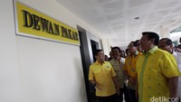 Setya Novanto didampingi Agung Laksono meresmikan ruangan dewan pakar Partai Golkar.