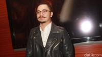 Ia tampil dengan jaket kulit hitam, kemeja putih, jeans dan sneakers hitam. Pool/Gus Mun/detikFoto.