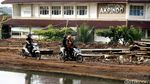 Hindari Macet, Pemotor Lewati Pinggir Kalimalang