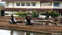 Meski berbahaya untuk keselamatan, pemotor tetap nekat melintas untuk menghindari kemacetan.