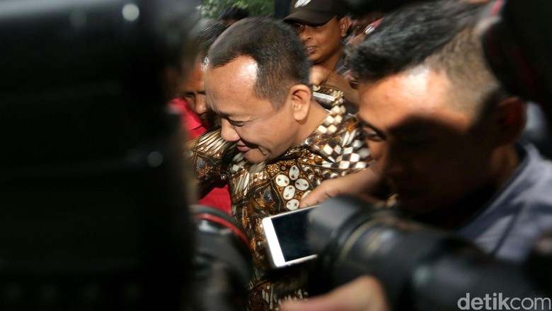 Jaksa Tunjukkan Tumpukan Dolar, Eks Sekretaris MA: Hasil Usaha Walet Jaksa Tunjukkan Tumpukan Dolar, Eks Sekretaris MA: Hasil Usaha Walet