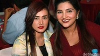 Ashanty saat berpose dengan Mulan di depan kamera. Pool/Gus Mun/detikFoto.