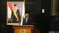 Ahok menyampaikan tanggapan dan jawaban fraksi-fraksi terhadap rancangan Perubahan Anggaran Pendapatan dan Belanja Daerah Tahun Anggaran 2016, Kamis (6/10).