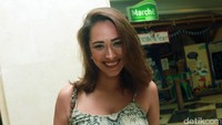 Senyum Alexandra saat berpose di depan kamera. Pool/Gus Mun/detikFoto.
