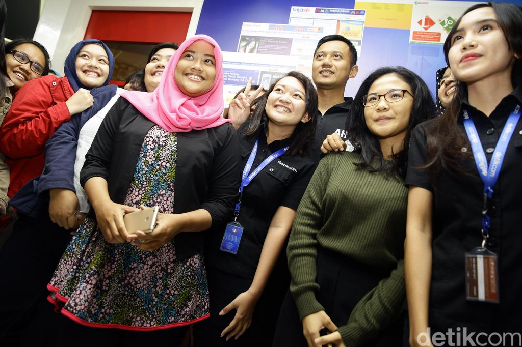 Agus diajak berfoto
