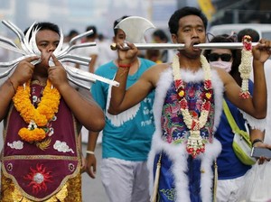 Berani Lihat Festival Debus Thailand?