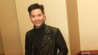 Ia memadukan jaket kulit hitamnya dengan kaus hitam, ripped jeans, serta boots hitam. Pool/Gus Mun/detikFoto.