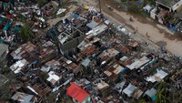 Hampir semua atap rumah diterbangkan angin. REUTERS/Carlos Garcia Rawlins.
