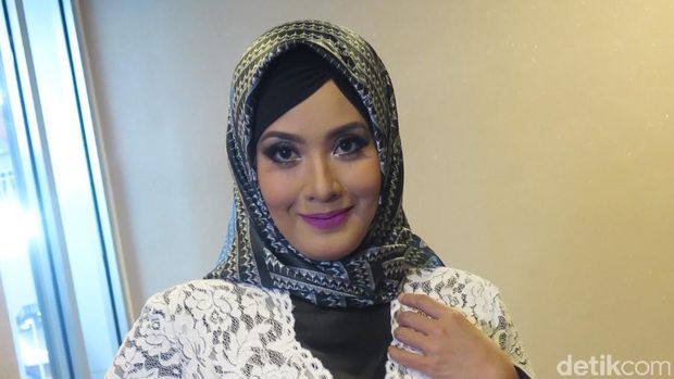 Mulan Ikut Senam di Bekasi, Elma Theana <i>Move On</i> dari Aa Gatot