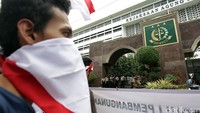 Mereka meminta agar Kejaksaan Agung memeriksa dugaan perkara kasus mark up pengadaan pesawat Grand Karebo Tahun 2015 sebesar Rp 146 miliar dan Bansos Provinsi Papua sebesar Rp 15 miliar.