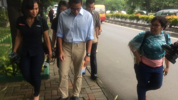 Sandiaga Uno berjalan kaki di Jl HR Rasuna Said, Jaksel, Kamis (6/10/2016). Foto: Bisma Alief-detikcom