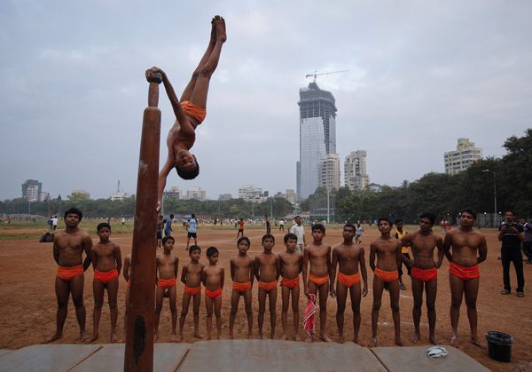 Permainan mallakhamb - (Reuters)