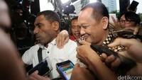 Nurhadi mengaku hanya diklarifikasi penyidik KPK tentang operasi tangkap tangan. Namun dia tidak menjelaskan lebih detail tentang penyidikan kasus apa.