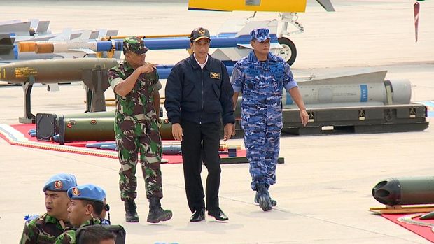  Jokowi saat meninjau Latihan Puncak TNI AU Angkasa Yudha 2016 di Natuna (Adil Pradipta/detikcom)