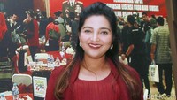 Wanita berusia 31 tahun itu tampil dengan busana merah. Pool/Gus Mun/detikFoto.