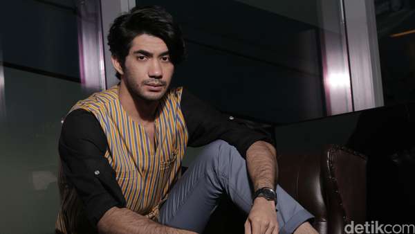 Gaya Reza Rahadian saat Pemotretan Celeb of The Month Gaya Reza Rahadian saat Pemotretan Celeb of The Month