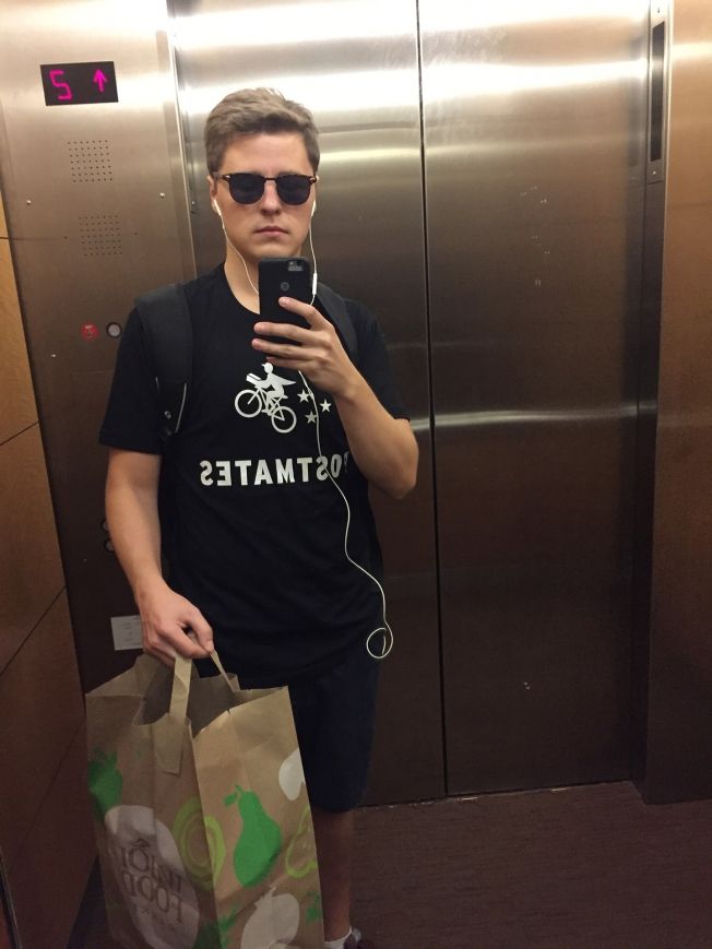 Pria Ini Menyamar Jadi Pengantar Donat untuk Kirim Lamaran Kerja ke Biro Iklan