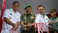 PLN bersinergi dengan Komando Daerah Militer (Kodam) Jaya/Jayakarta melakukan program bedah rumah anggota Legiun Veteran Republik Indonesia (LVRI) sebanyak 71 rumah. Pool/Humas PLN.