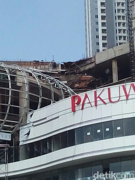 Bangunan Pakuwon Mall roboh
